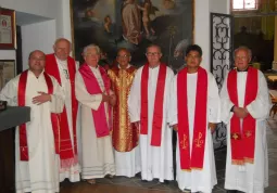 Don Franco Garro, al centro, con i suoi colleghi sacerdoti